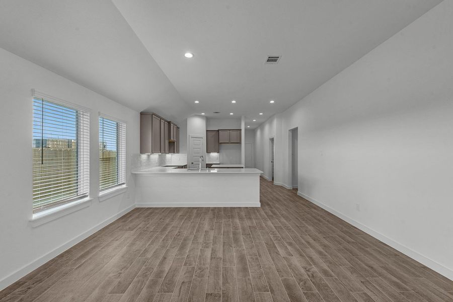 Spacious, unfurnished interior of a new home in Grand Mason Crossing, Katy (Image 22).
