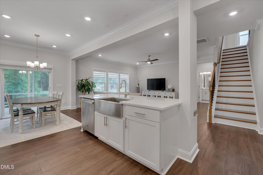 Kitchen & Dining
