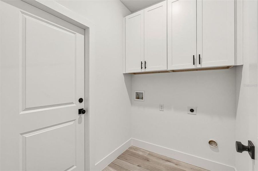 Spacious, unfurnished interior of a new home in , North Port (Image 20).