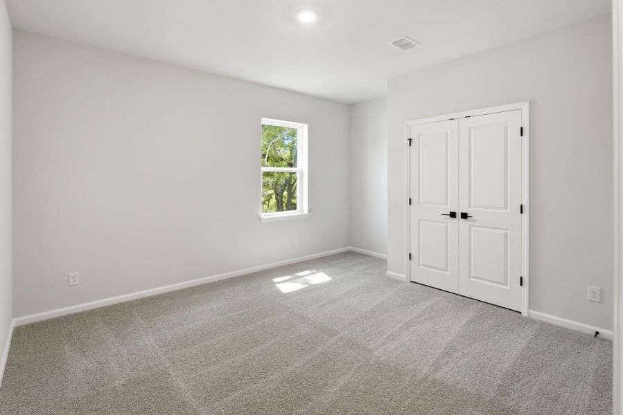 Spacious, unfurnished interior of a new home in The Oaks, Goose Creek (Image 23).