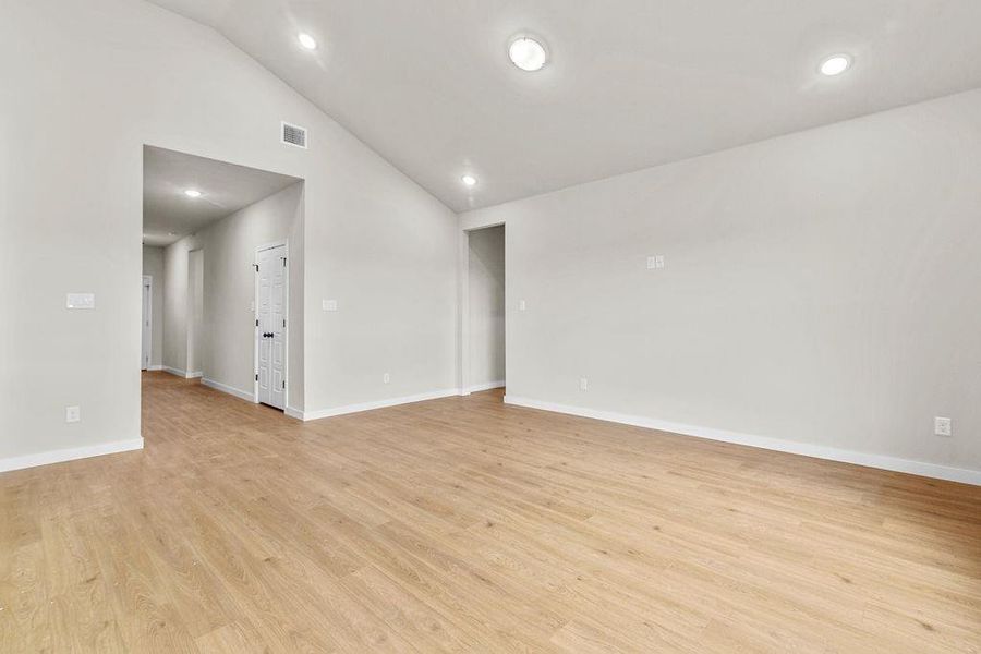 Spacious, unfurnished interior of a new home in Trails of Fossil Creek, Fort Worth (Image 15).