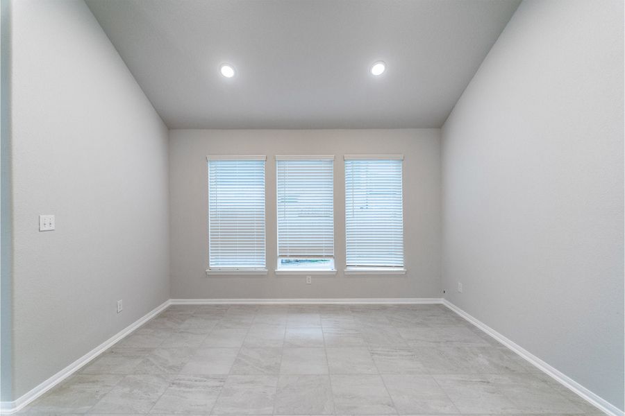 Spacious, unfurnished interior of a new home in Creekhaven, Iowa Colony (Image 10).
