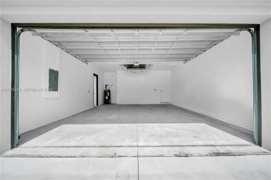 Spacious, unfurnished interior of a new home in , Lehigh Acres (Image 14).