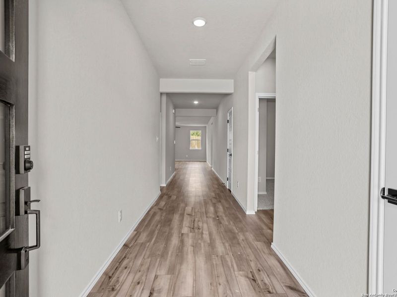 Spacious, unfurnished interior of a new home in Royal Crest, San Antonio (Image 12).