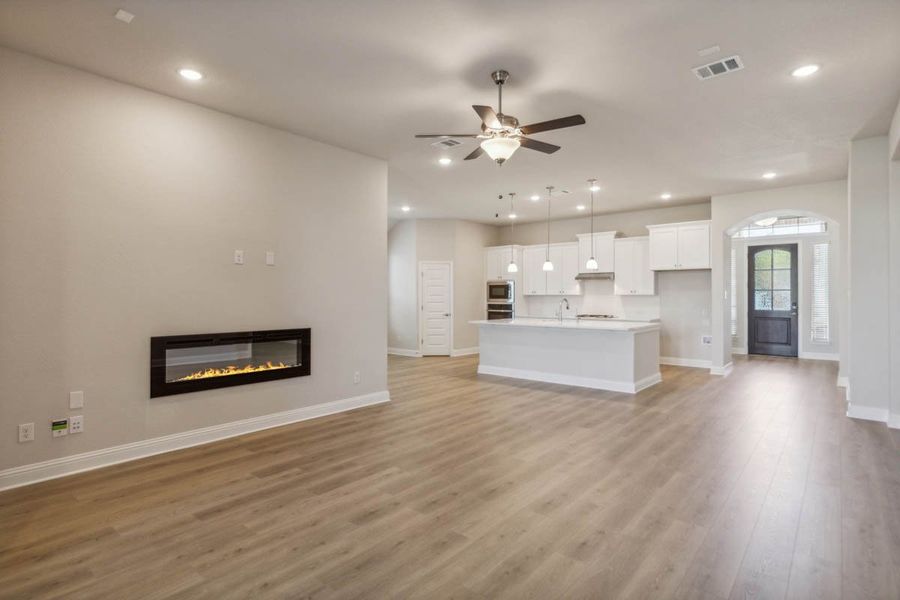 Spacious, unfurnished interior of a new home in Oaks of North Grove, Waxahachie (Image 33).