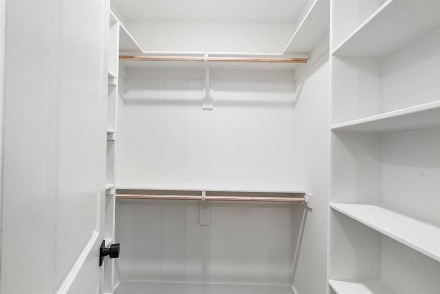 Spacious, unfurnished interior of a new home in , Lipan (Image 19).