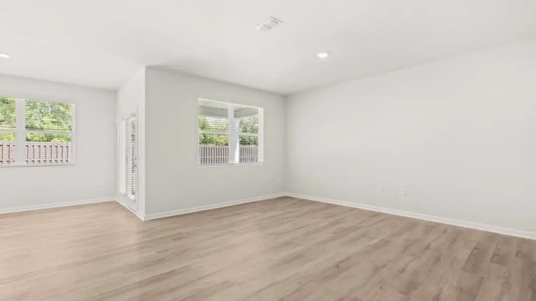 Spacious, unfurnished interior of a new home in Oakleigh Glen, Dallas (Image 18).