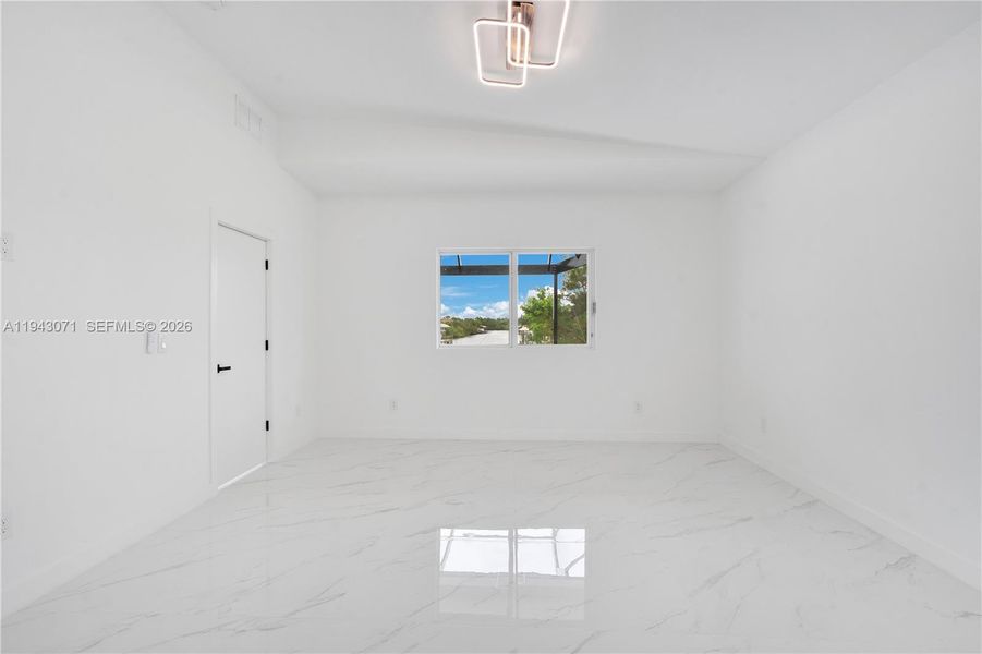 Spacious, unfurnished interior of a new home in , Cape Coral (Image 33).