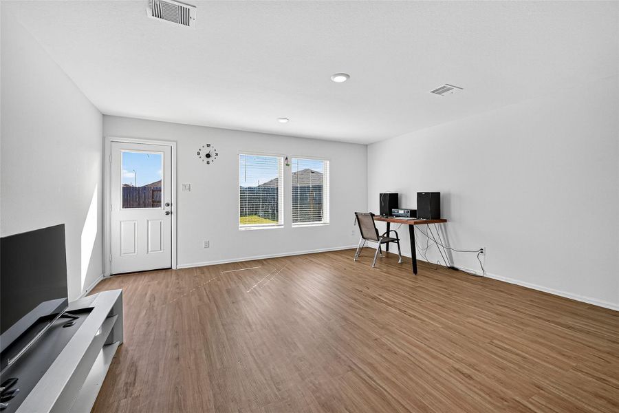 Spacious, unfurnished interior of a new home in Sunterra: Watermill Collection, Katy (Image 18).