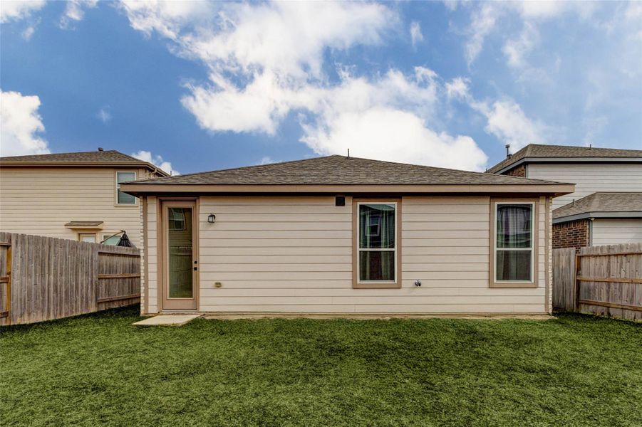 Exterior details and patio area of a home in , Katy (Image 4).