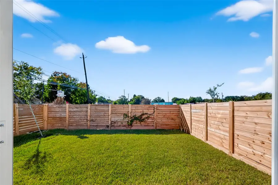 Exterior details and patio area of a home in Scranton Estates, Houston (Image 3).