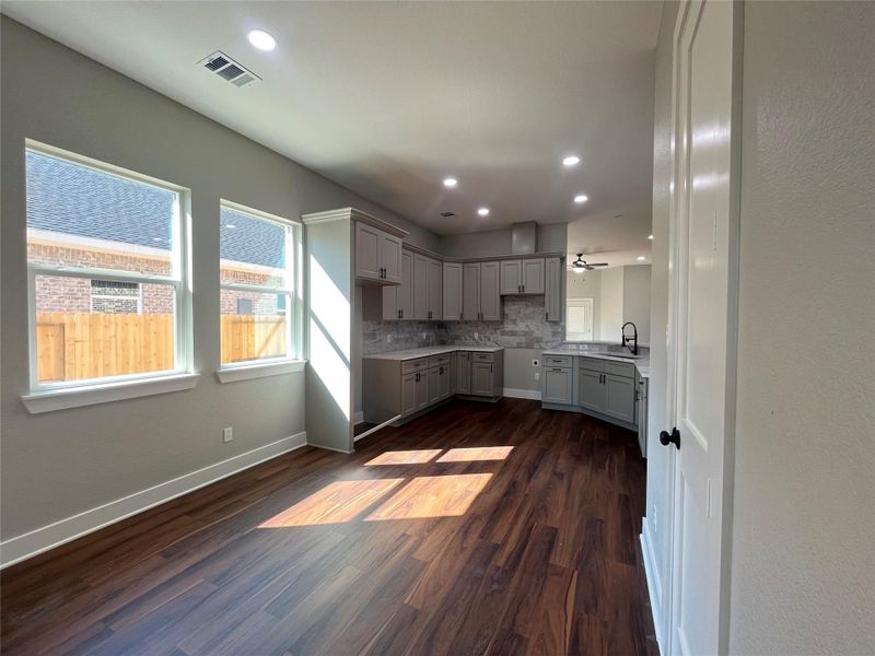 28811 Champion Oaks breakfast nook 28811 Champion Oaks breakfast nook