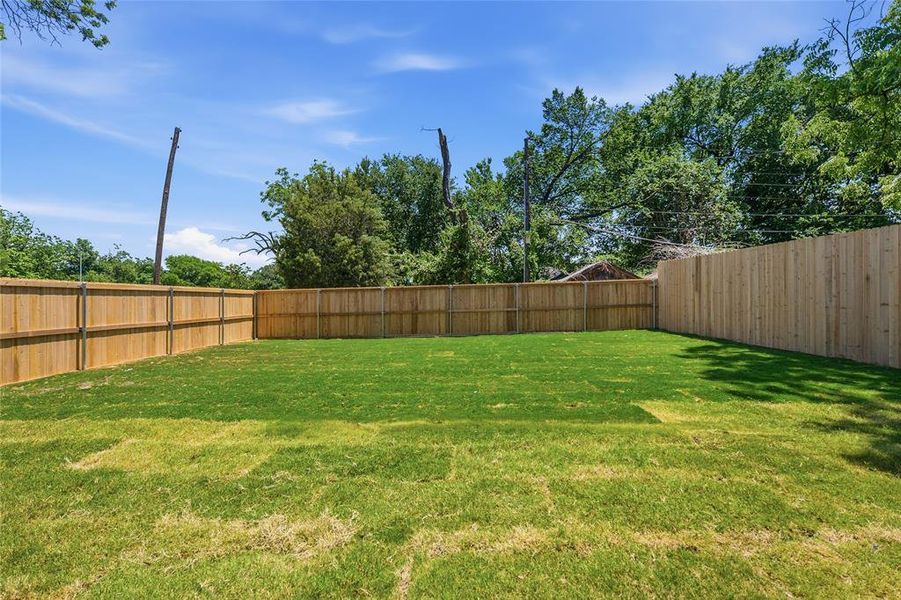 Exterior details and patio area of a home in , Dallas (Image 4).