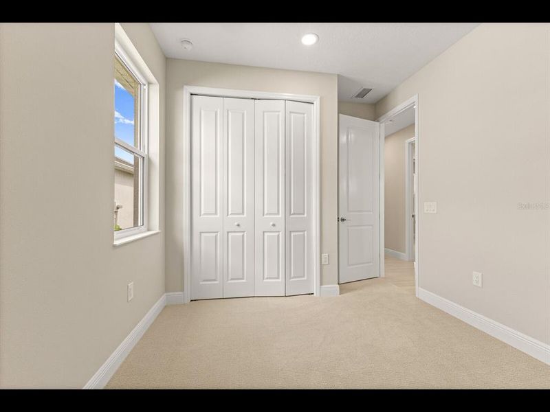 Spacious, unfurnished interior of a new home in , Sarasota (Image 29).