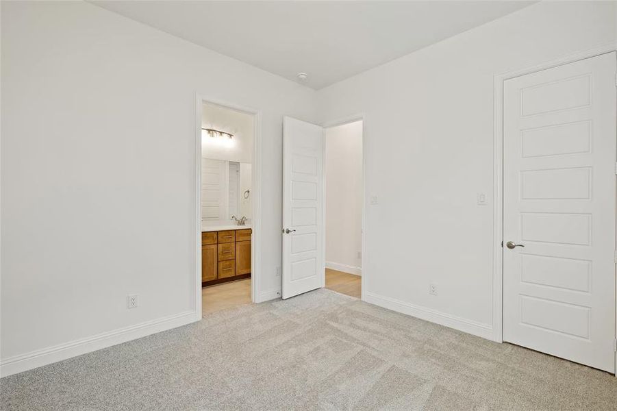 Spacious, unfurnished interior of a new home in Myrtle Creek, Waxahachie (Image 13). Spacious, unfurnished interior of a new home in Myrtle Creek, Waxahachie (Image 13).