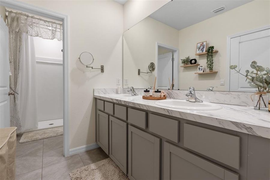 Furnished interior view inside a new home in , Apollo Beach (Image 9).