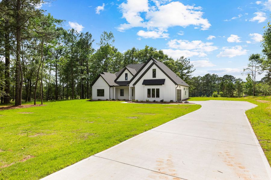 Front exterior of a new home in Golfview, Thomaston, GA, highlighting curb appeal (Image 21).