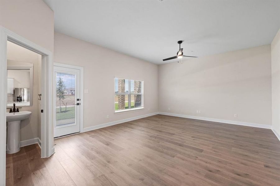 Spacious, unfurnished interior of a new home in Yarbrough Farms, Pilot Point (Image 6).