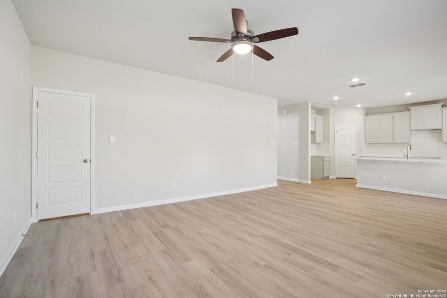 Spacious, unfurnished interior of a new home in Royal Crest, San Antonio (Image 19).
