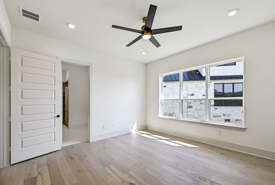 Spacious, unfurnished interior of a new home in , Lakeway (Image 20).