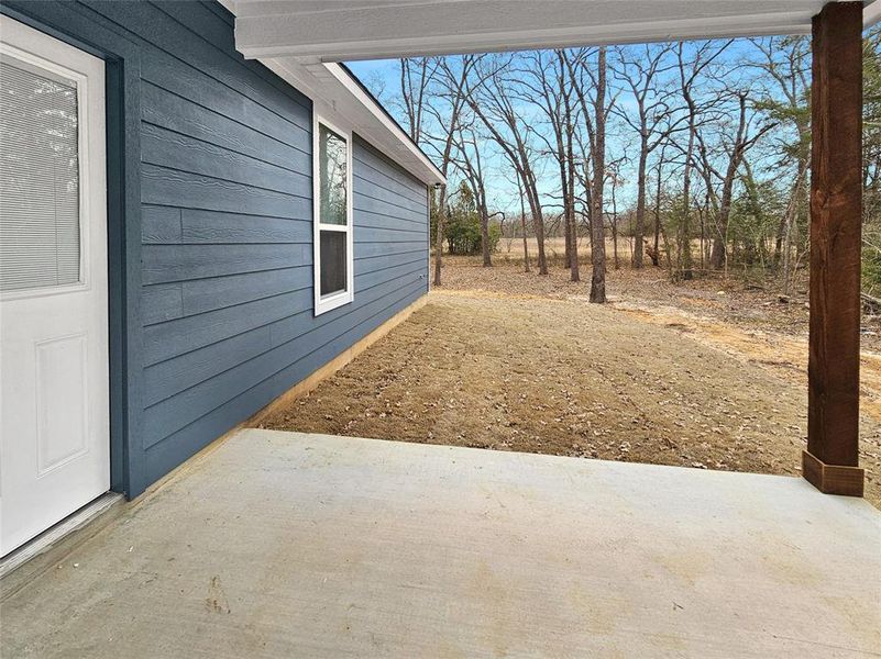 Exterior details and patio area of a home in , Malakoff (Image 16).
