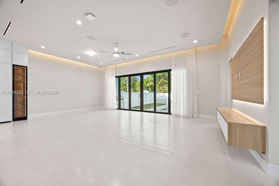Spacious, unfurnished interior of a new home in , Fort Lauderdale (Image 15).