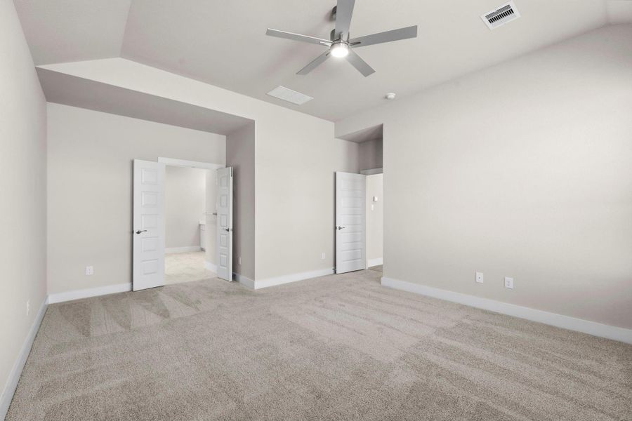 Spacious, unfurnished interior of a new home in Barton Creek Ranch, Conroe (Image 19).
