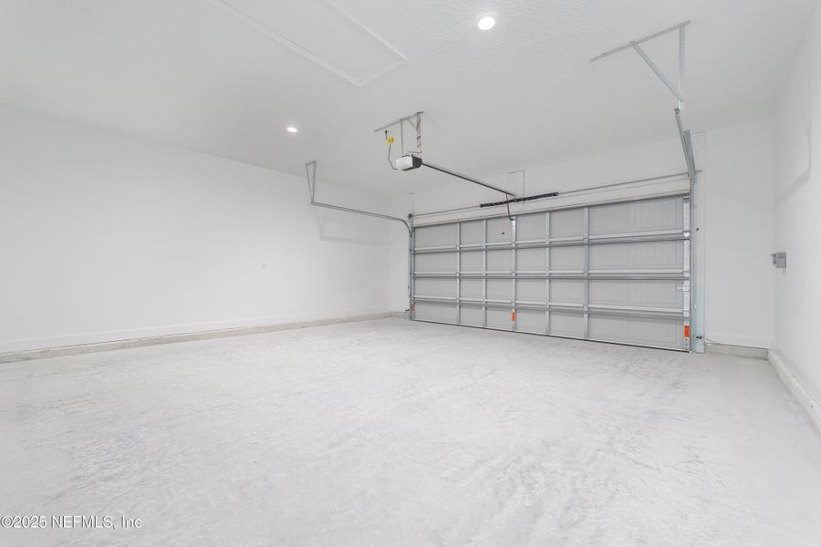 Spacious, unfurnished interior of a new home in , Middleburg (Image 16).