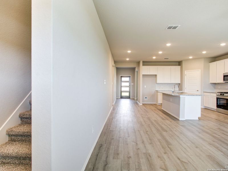 Spacious, unfurnished interior of a new home in Comanche Ridge, San Antonio (Image 16).