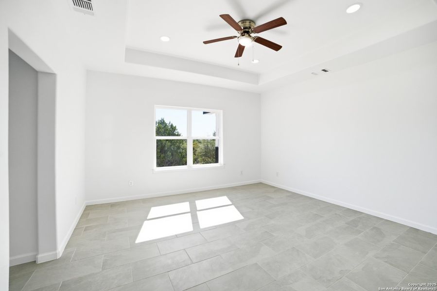 Spacious, unfurnished interior of a new home in , Lakehills (Image 24).