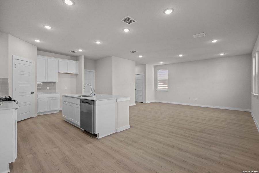 Spacious, unfurnished interior of a new home in Senna, Leon Valley (Image 13).