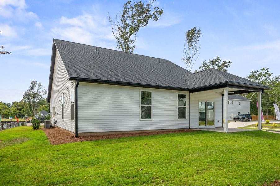 Representative exterior details of a home built from the Arlington by Hunter Quinn Homes in Horry County Homes, Myrtle Beach (Image 3).