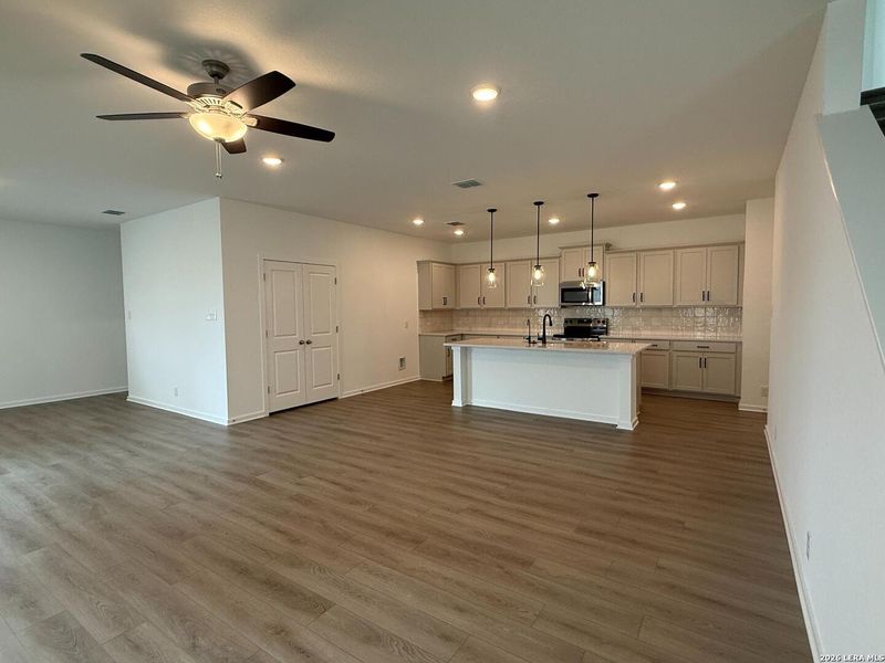Spacious, unfurnished interior of a new home in Hennersby Hollow, San Antonio (Image 17).