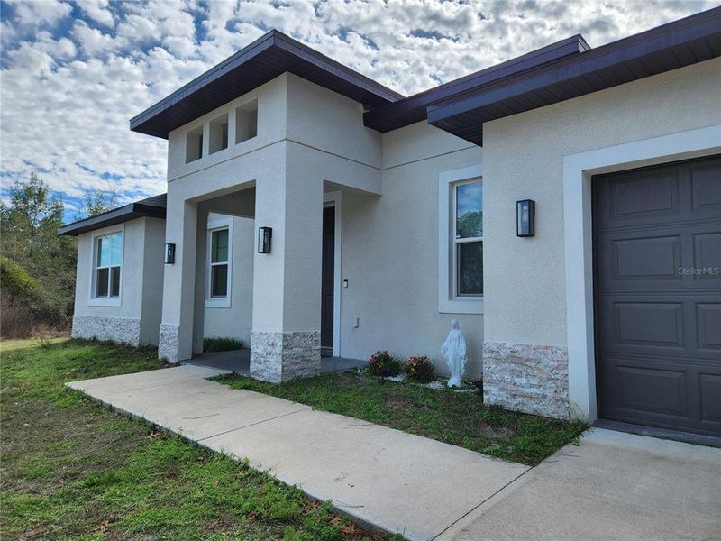 Exterior details and patio area of a home in , Ocala (Image 35).