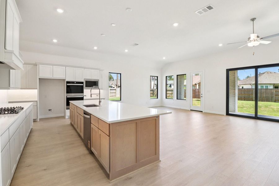Furnished interior view inside a new home in Evergreen 60', Conroe (Image 11).