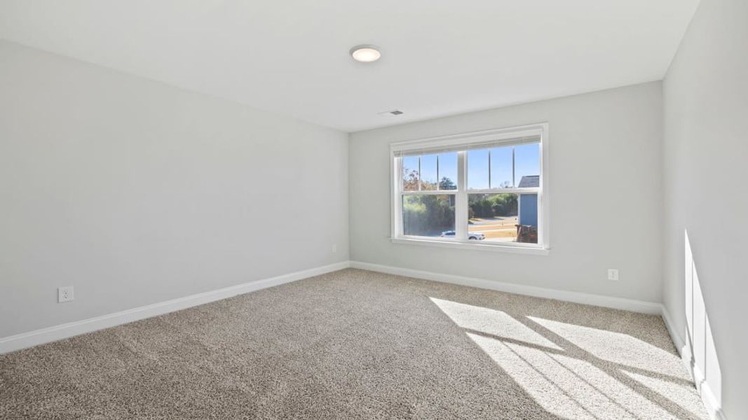 Spacious, unfurnished interior of a new home in Sunset Summits, Spartanburg (Image 25).