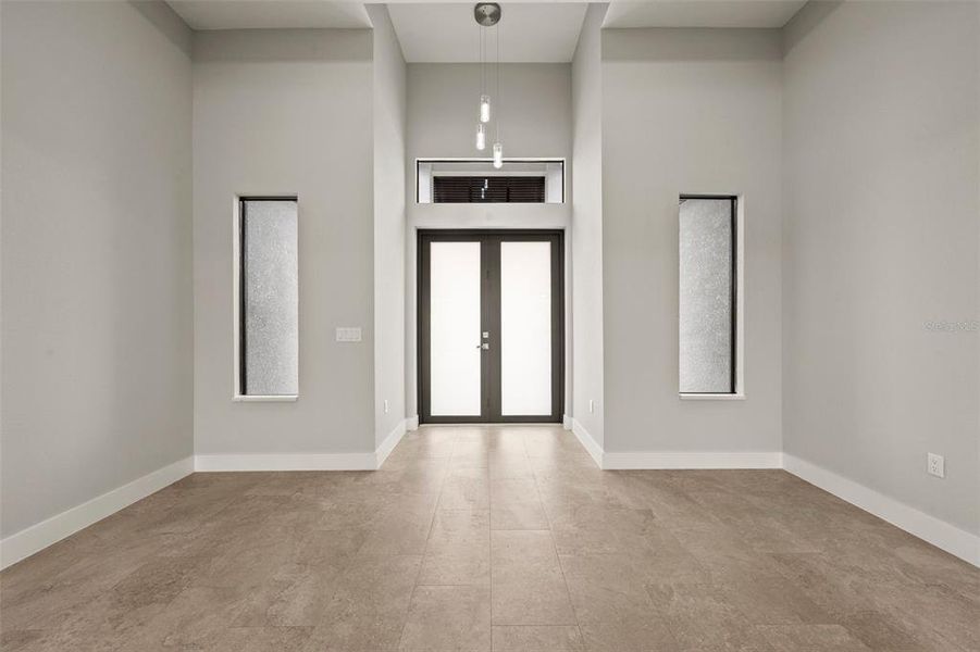 Spacious, unfurnished interior of a new home in , Cape Coral (Image 17).