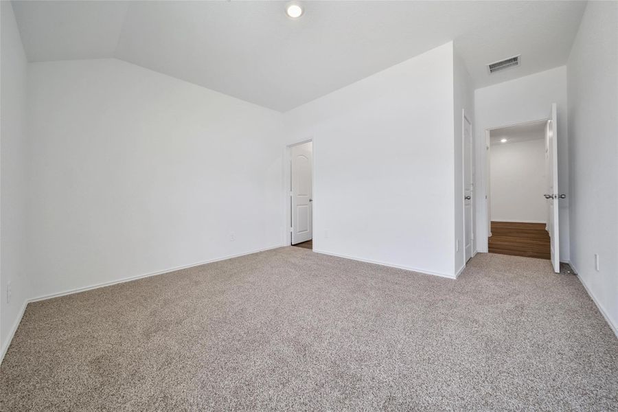 Spacious, unfurnished interior of a new home in Williams Reserve East, Conroe (Image 11).