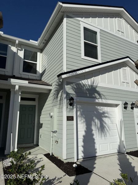 Exterior details and patio area of a home in West Ortega Landing, Jacksonville (Image 1). Exterior details and patio area of a home in West Ortega Landing, Jacksonville (Image 1).