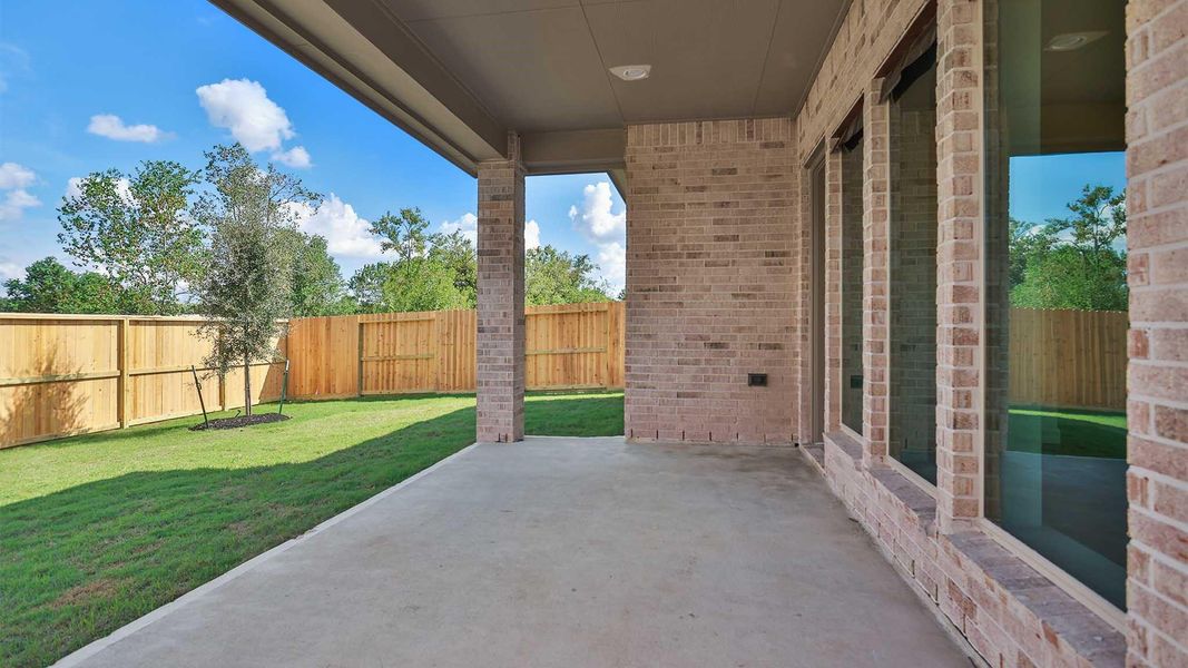 Exterior details and patio area of a home in Valencia, Manvel (Image 3).