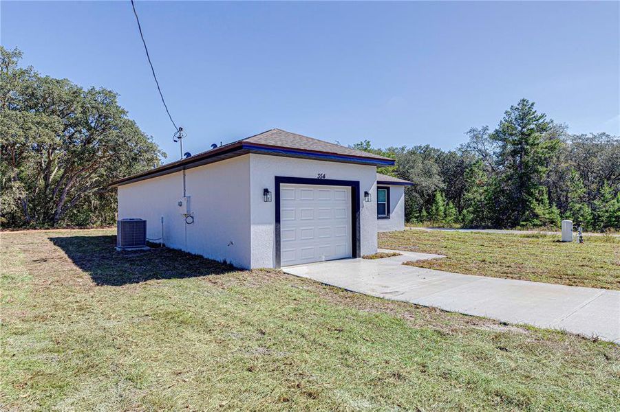 Exterior details and patio area of a home in , Ocklawaha (Image 20).