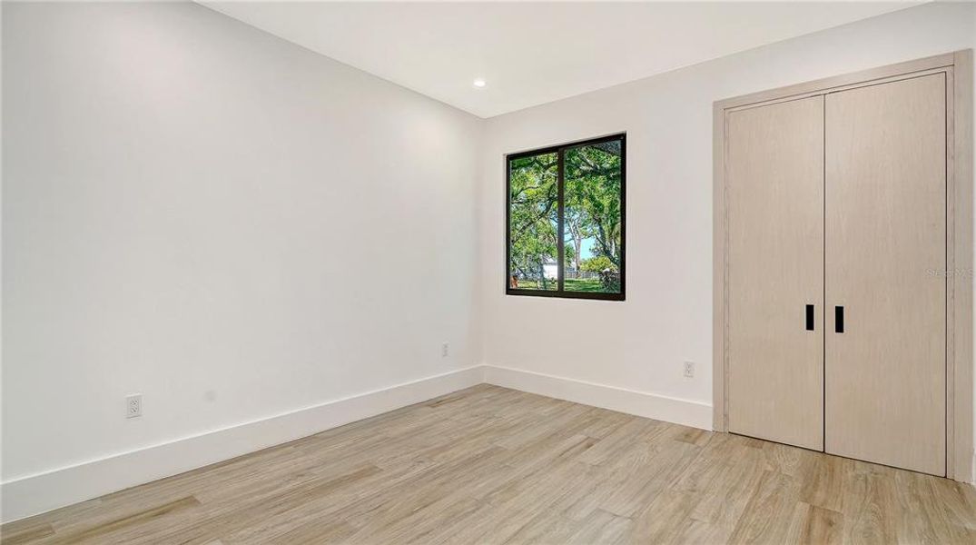 Spacious, unfurnished interior of a new home in , Sarasota (Image 18).