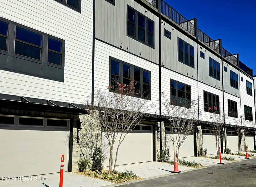 Condo located in Jacksonville, FL showcasing its design and architecture (Image 5).