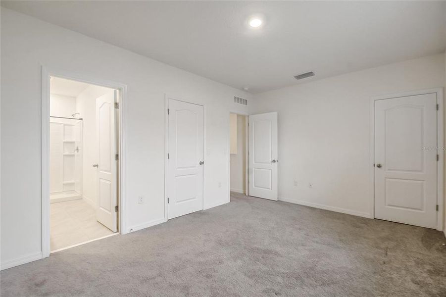 Spacious, unfurnished interior of a new home in , Howey-in-the-Hills (Image 36).