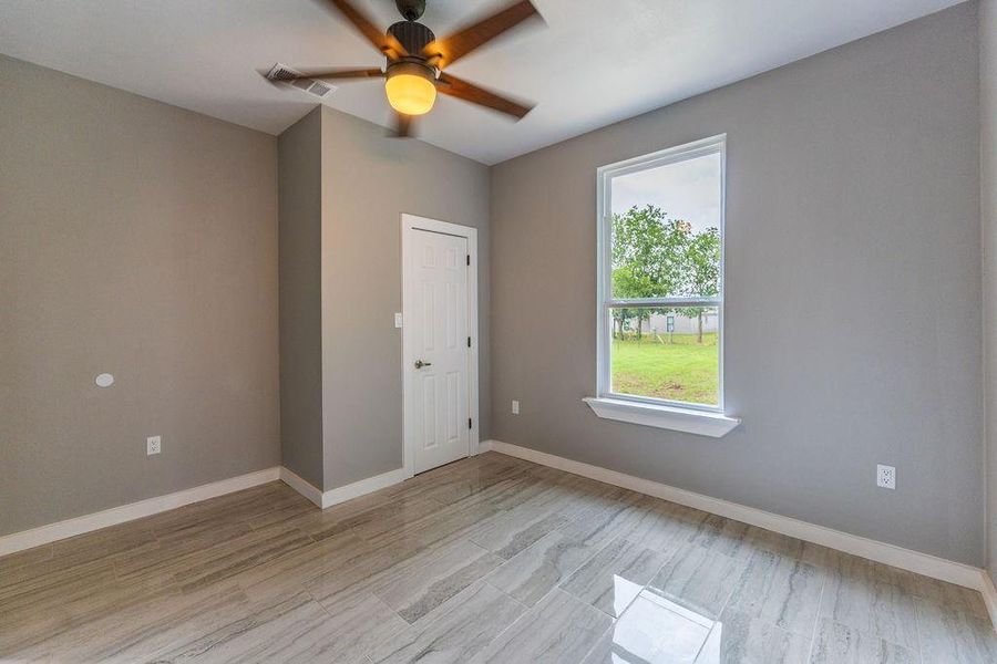 Spacious, unfurnished interior of a new home in , Walnut Springs (Image 29).
