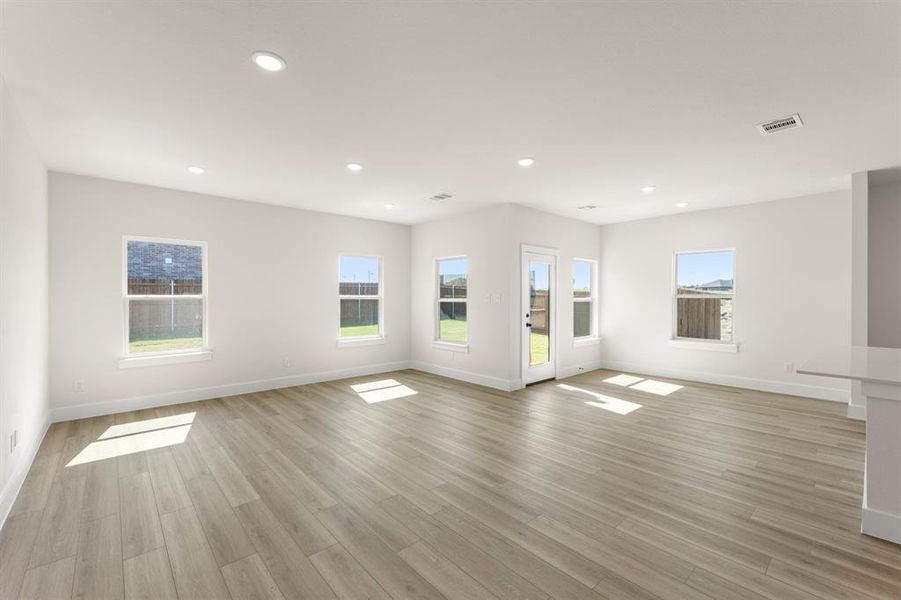 04. 2900 Woodbrook - Family