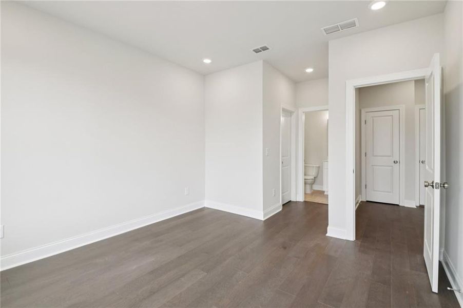 Spacious, unfurnished interior of a new home in Ward's Crossing Townhomes, Johns Creek (Image 17).