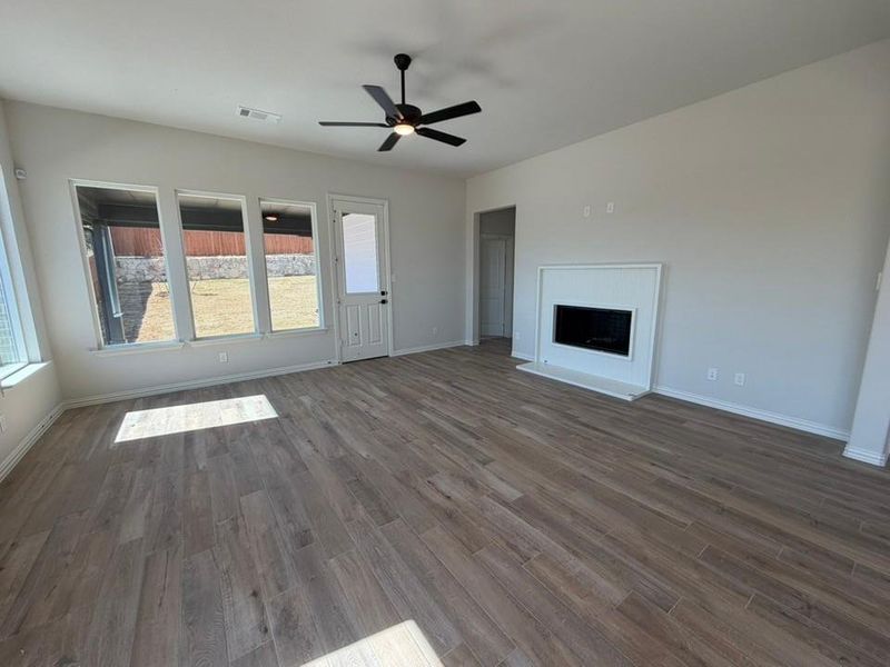 Spacious, unfurnished interior of a new home in Waterford Park, Weatherford (Image 8).