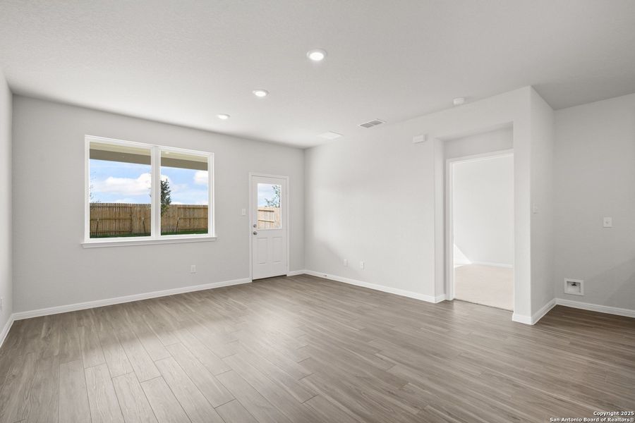 Spacious, unfurnished interior of a new home in Timber Creek, San Antonio (Image 19).