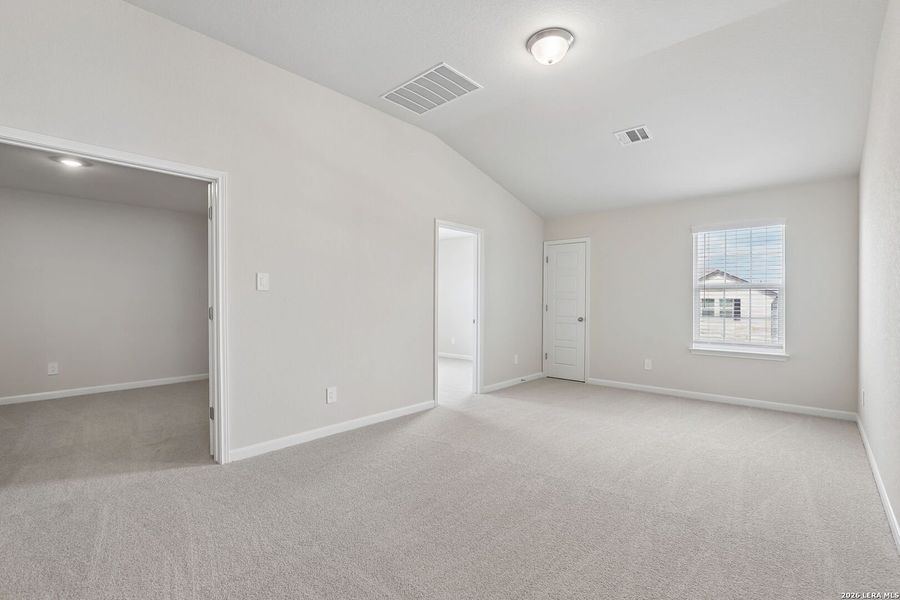 Spacious, unfurnished interior of a new home in Thomas Pond, San Antonio (Image 33).